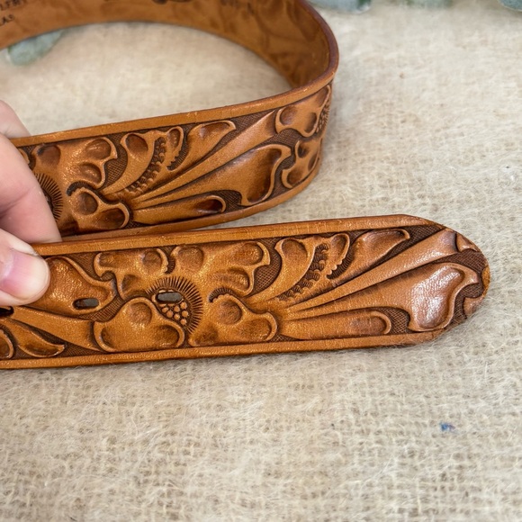 Justin Top Grain Cowhide floral tooled leather belt size 30 gold silver buckle - Picture 8 of 9